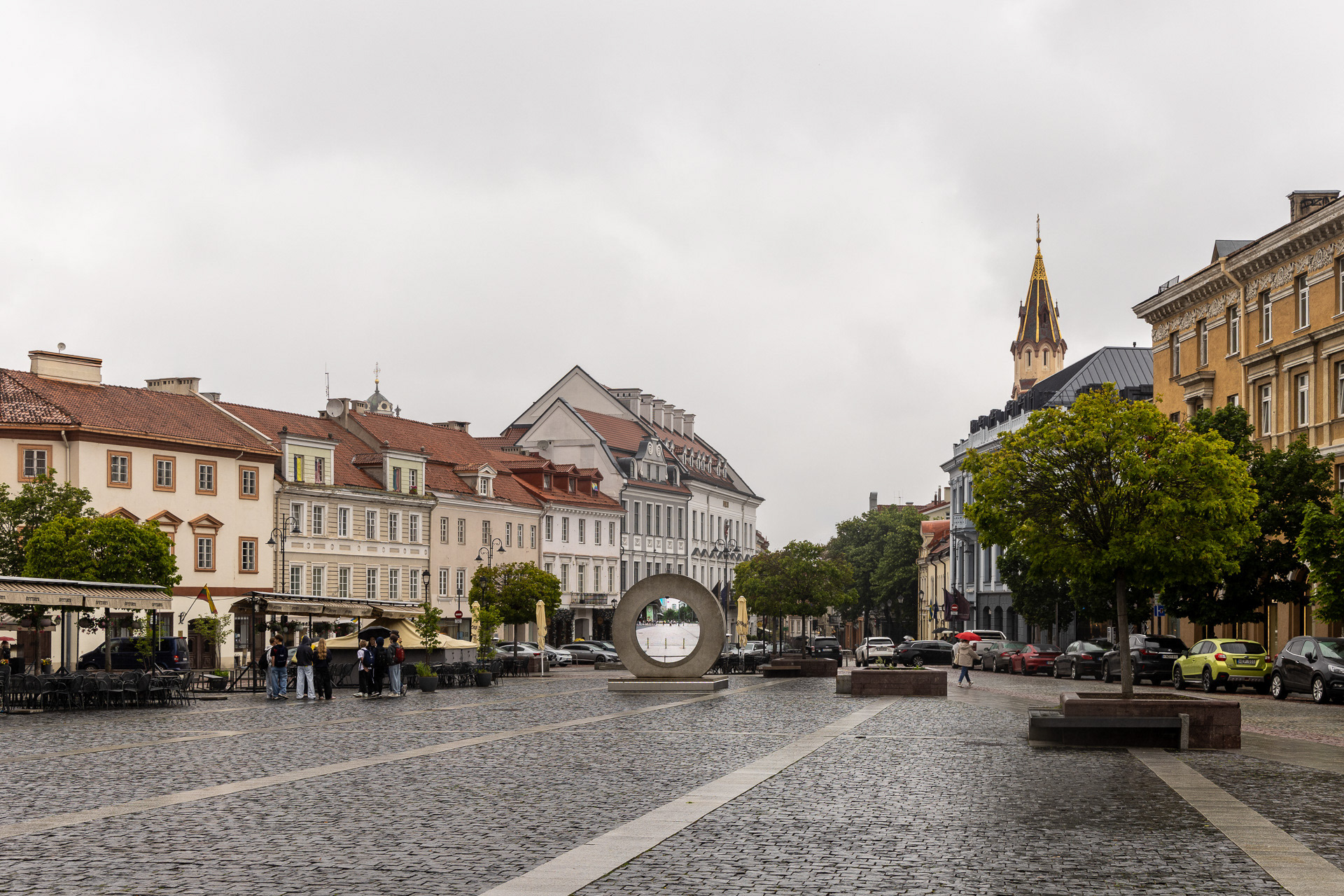 Vilnius - la place de l'hôtel de ville  (La structure circulaire au centre est un portail reliant la ville à d'autres villes européennes, via une caméra et un écran géant.)