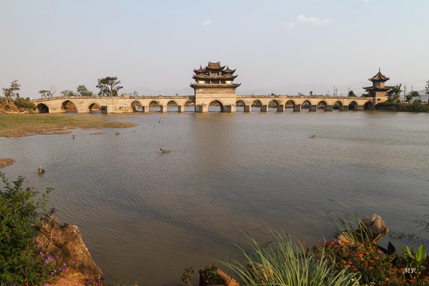 Yunnan - Jianshui : Appelé aussi Pont aux 17 Arches, le pont du Double-Dragon enjambe le confluent des rivières Tachong et Lu. La partie la plus ancienne date du XVIIIe siècle.