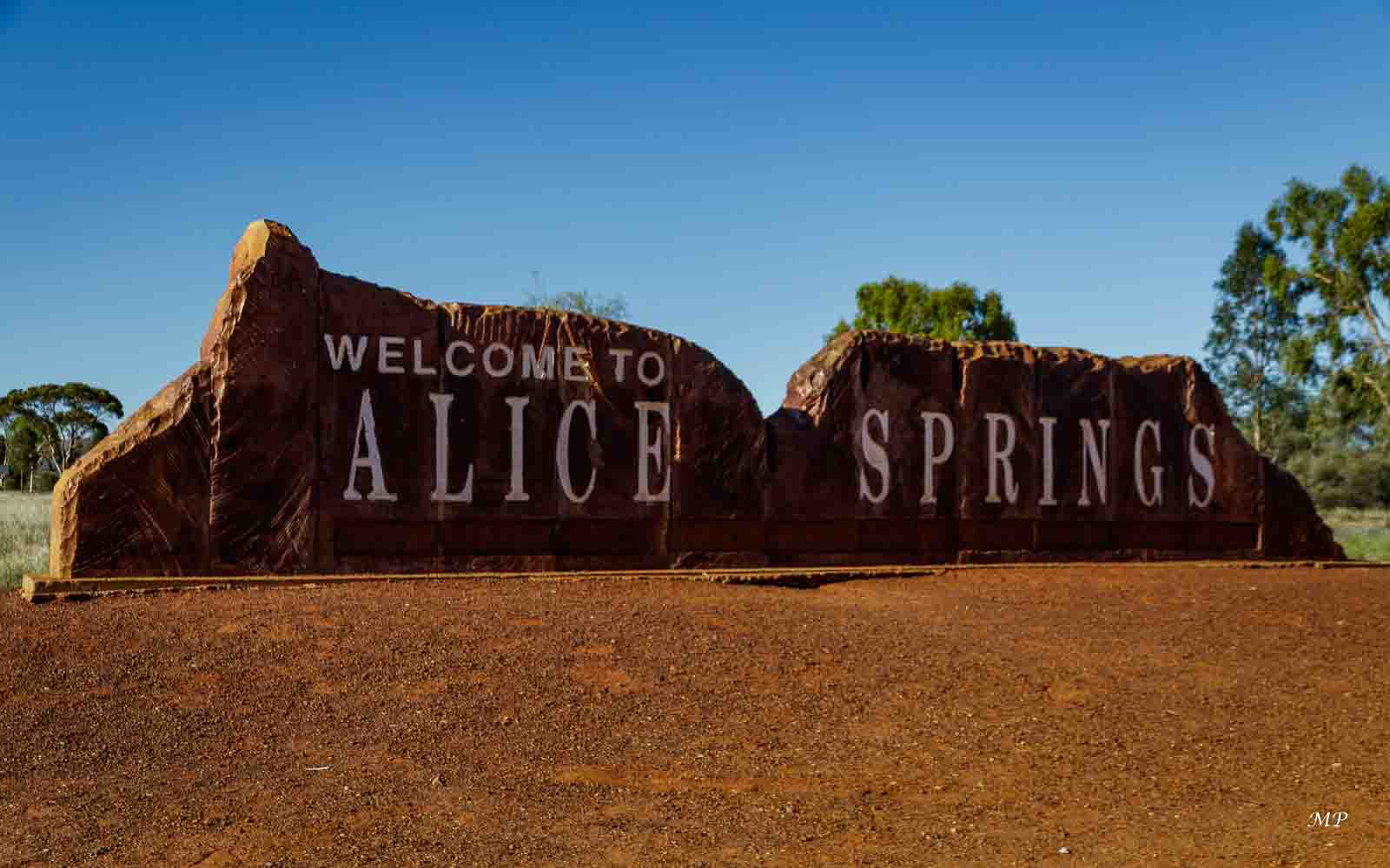 Alice Springs, importante ville de l'Outback, est entourée par des centaines de kilomètres de désert ocre. Ce panneau nous accueille à l'entrée de la ville.