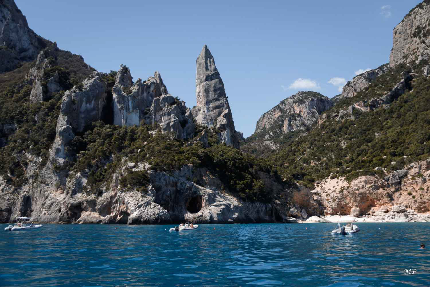 Le Golfe d'Orosei est divisé en criques et plages d'une rare beauté, faites de petits cailloux lisses et blancs et aux eaux cristallines. Beaucoup de ces criques sont accessibles seulement par la mer, ou bien par des parcours de trekking pas toujours des plus simples. 