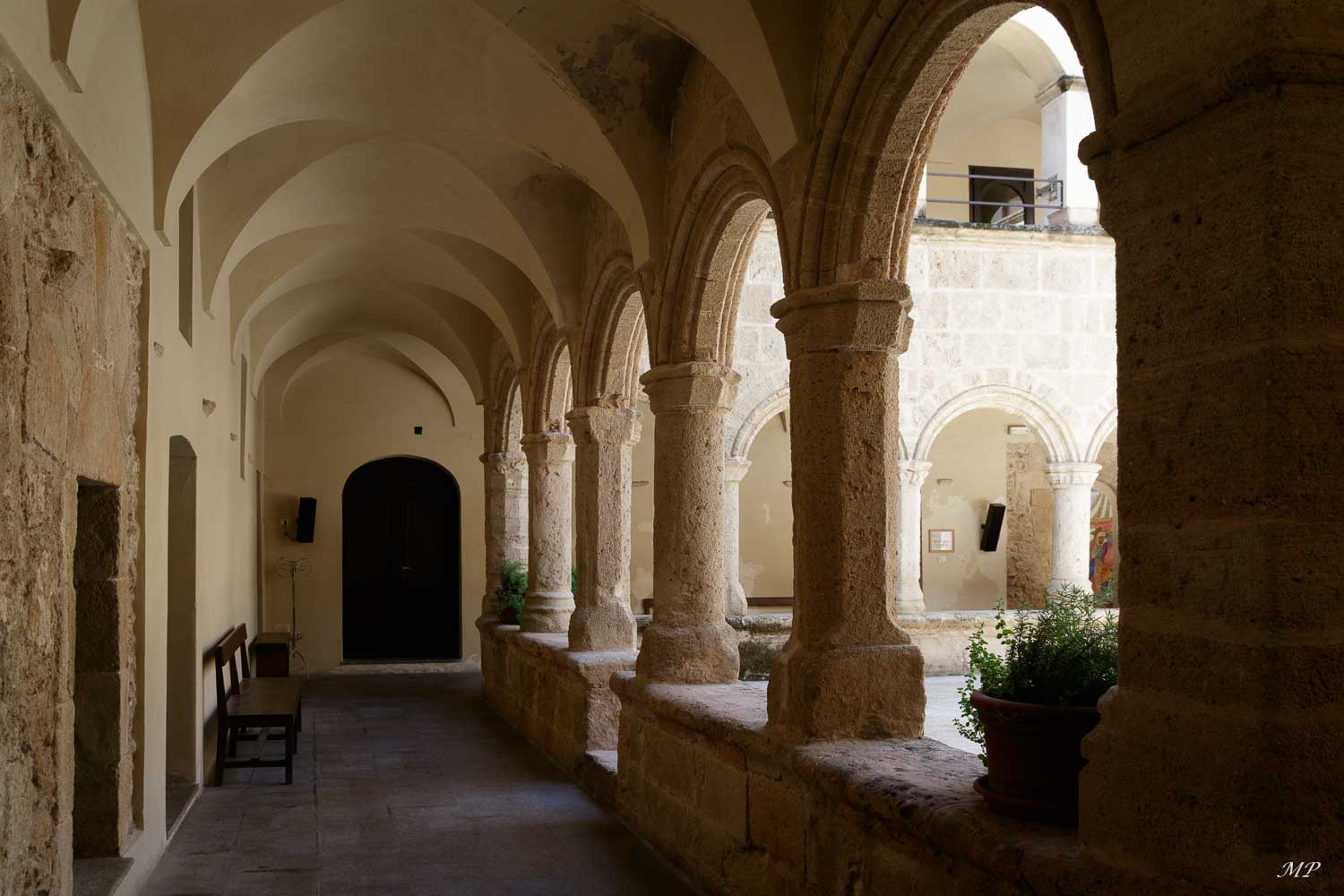 Alghero - Le cloître du XIVe, joyau de l'art roman, de l'Eglise de San Francesco