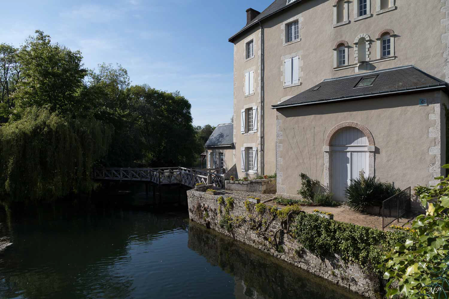 Le moulin de Saint-Samson (XIe siècle), propriété du prieuré de Saint-Samson d’Orléans, devenu fortin pendant la Ligue, foulait encore le blé en 1920.