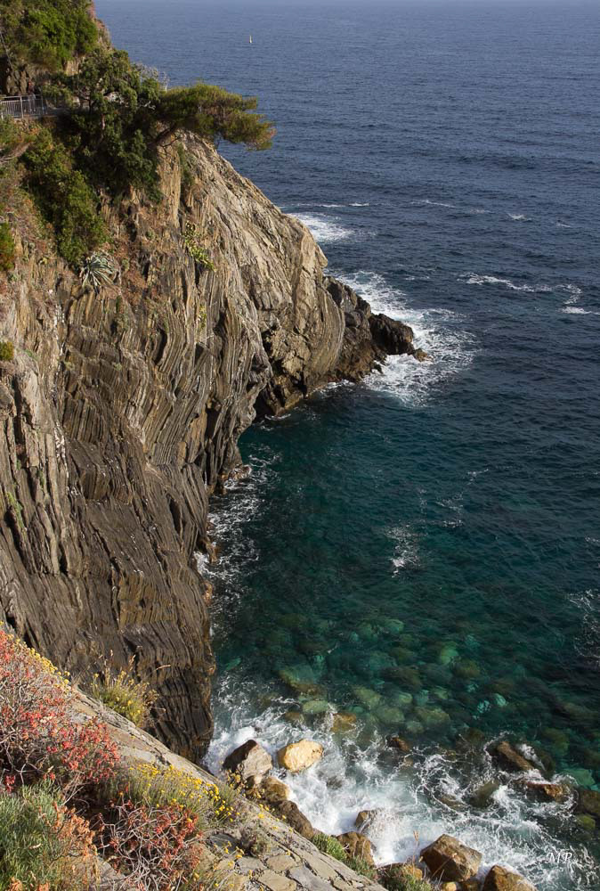 Via Dell'Amore - Le sentier est creusé dans la roche en surplomb sur la mer, qui réunit les bourgs de Riomaggiore et Manarola. Le parcours du sentier, presque plat, traverse des paysages variés, au milieu de la végétation méditerranéenne. Le chemin n'est pas très long, 1km.