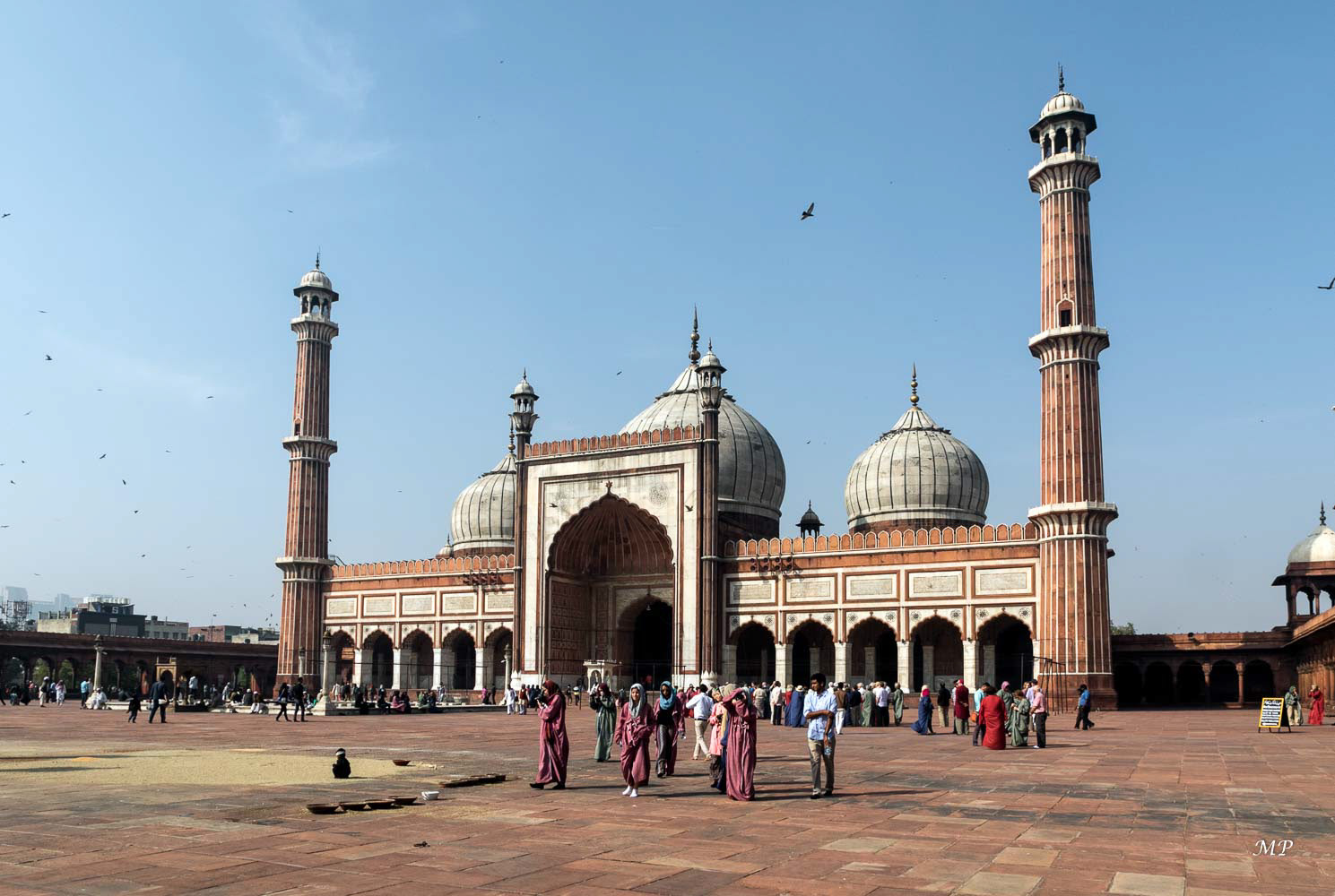 Old-Delhi, Jama Masjid- La construction de cette grande mosquée débuta en 1644 et dura 14 ans. Elle comporte 3 portiques, 4 tours d'angle et 2 minarets de 40m de haut construits de bandes alternées de grès rouge et de marbre blanc. Plus de 2500 croyants peuvent se réunir pour prier dans la cour de la mosquée.