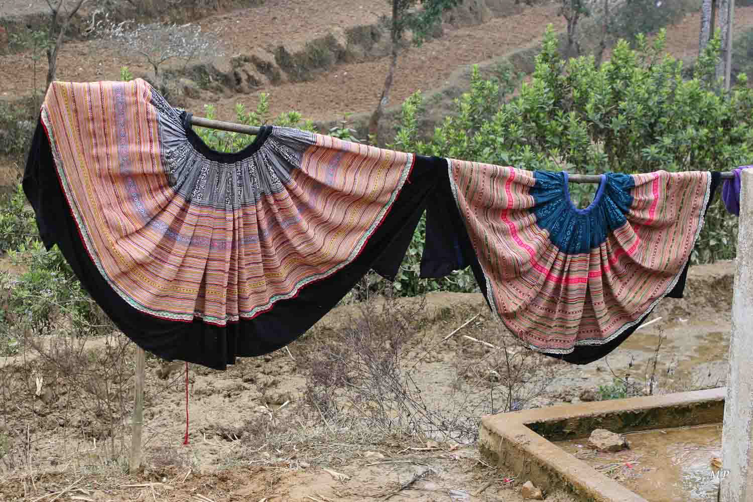 Séchage de jupes de Hmong fleuri