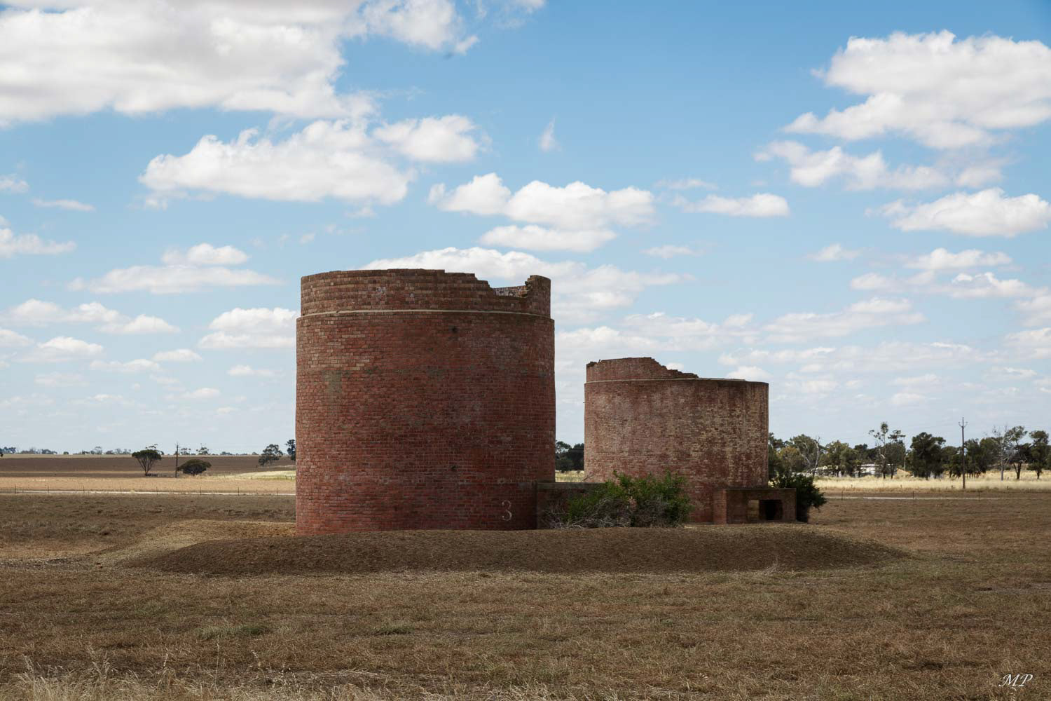 Wolseley dans le District de Tatiara - Réservoirs de stockage de carburant de la seconde guerre mondiale. il y en avait 31 sur divers sites à l'intérieur des terres. Ils ont été érigés à la hâte et camouflés pour ressembler à des bâtiments de ferme.