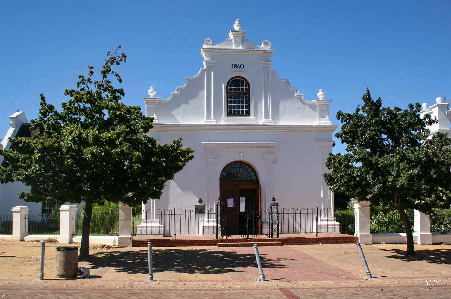 Stellenbosch - Petite ville située à 30 km à l'est de Cap Town, fondée en 1679 par un gouverneur hollandais. C'est la plus ancienne ville d'Afrique du Sud après Cap Town. Nulle part ailleurs, on ne trouve un tel rassemblement de demeures de style Cape Dutch.