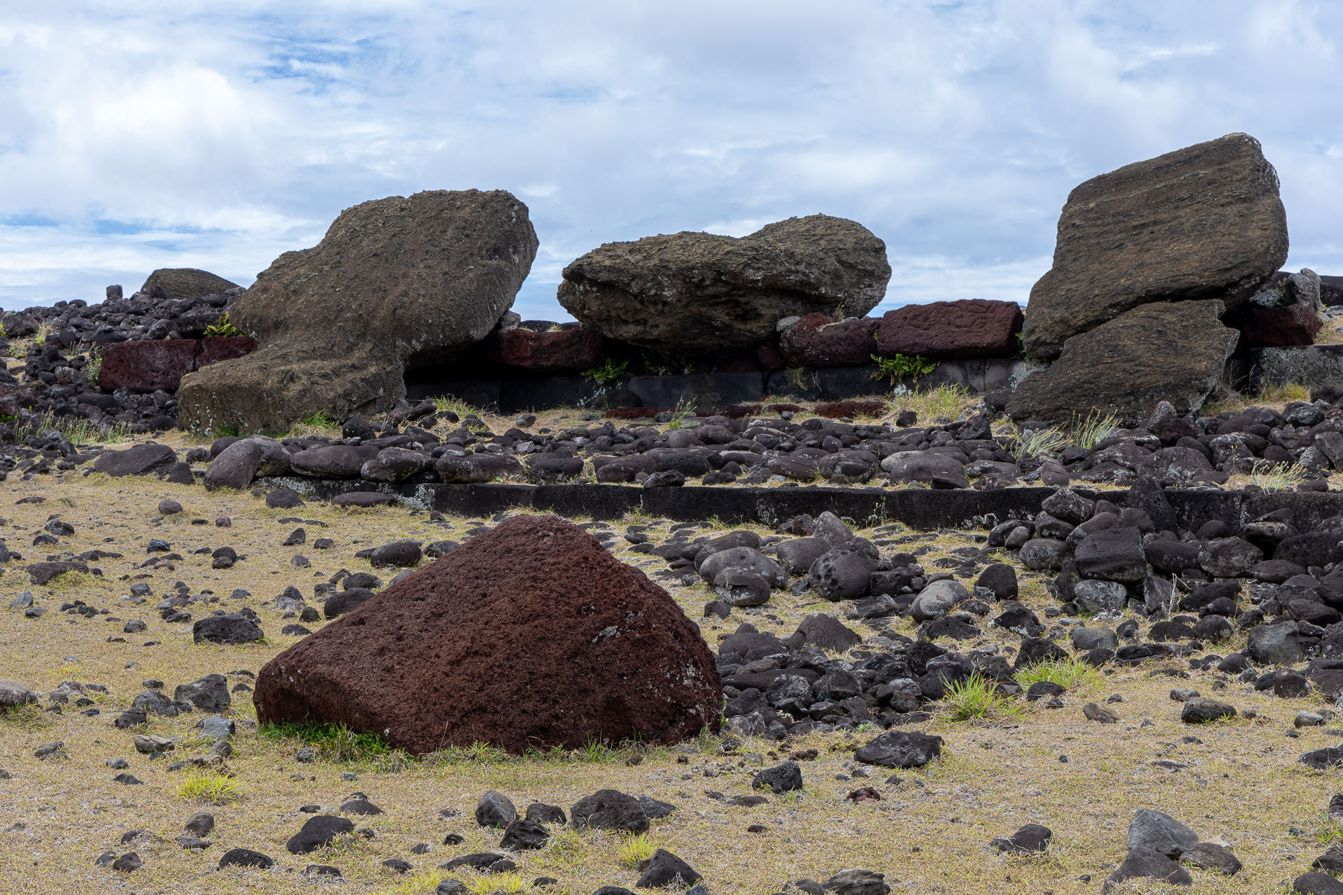 Akahanga - Cette grande plateforme de 18 mètres de long n’a pas été restaurée, ce qui permet de se faire une idée de l’état dans lequel se trouvaient tous les ahu à l’époque de la décadence de l’île.