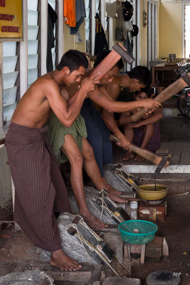 Mandalay: Les fines feuilles d'or de 2,5cm2 que les fidèles de tout le pays appliquent sur les resplendissantes effigies de Bouddha proviennent majoritairement de Mandalay. L'or est laborieusement martelé en cadence des heures durant par des batteurs aux muscles saillants.