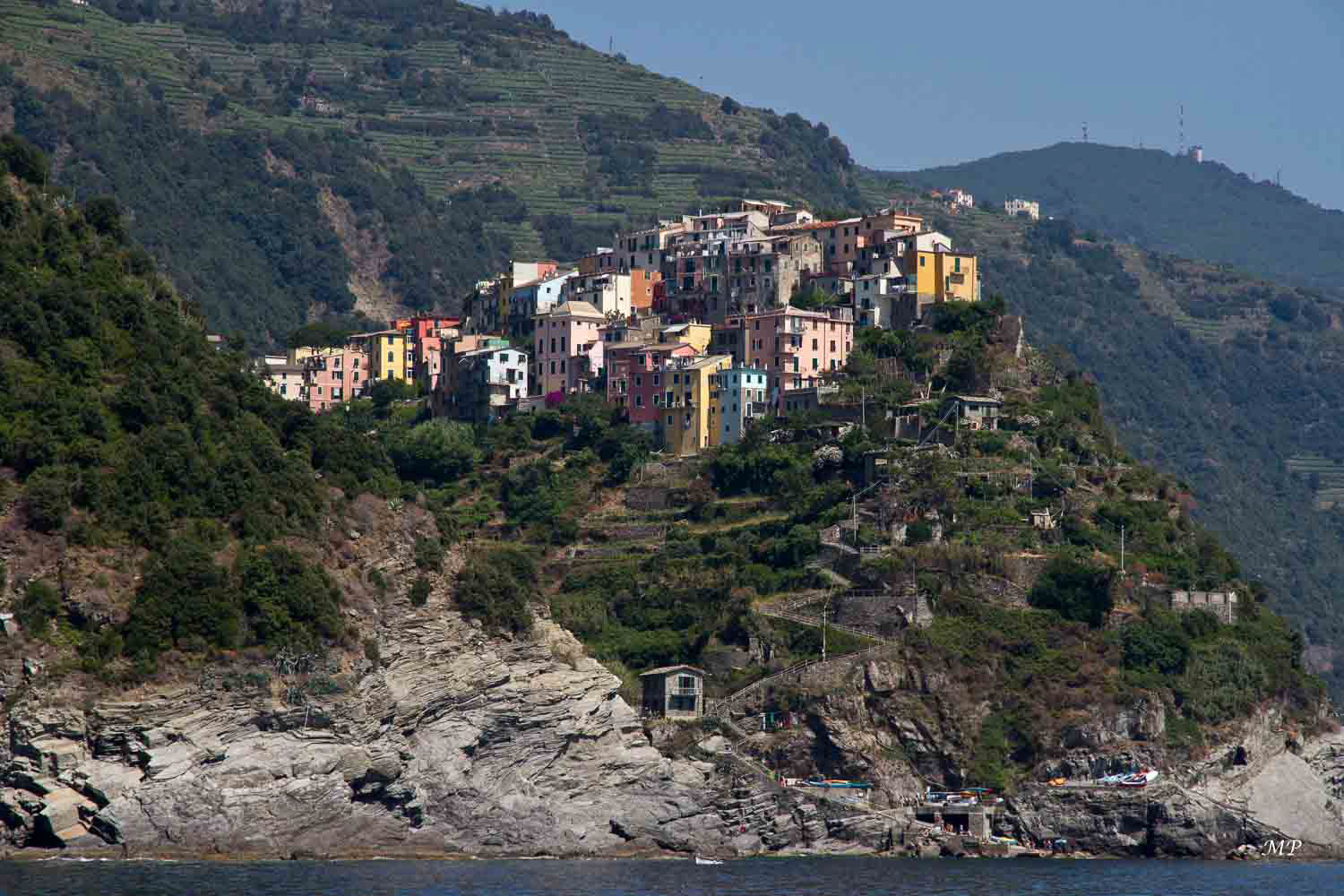 Corniglia est un village perché dans les hauteurs lui aussi entouré de vignobles. Il est le seul à ne pas être directement relié à la Méditerranée, caché comme pour mieux se préserver. Corniglia se réserve à ceux qui ont le courage de grimper le “La Lardirana”, un escalier de 382 marches.