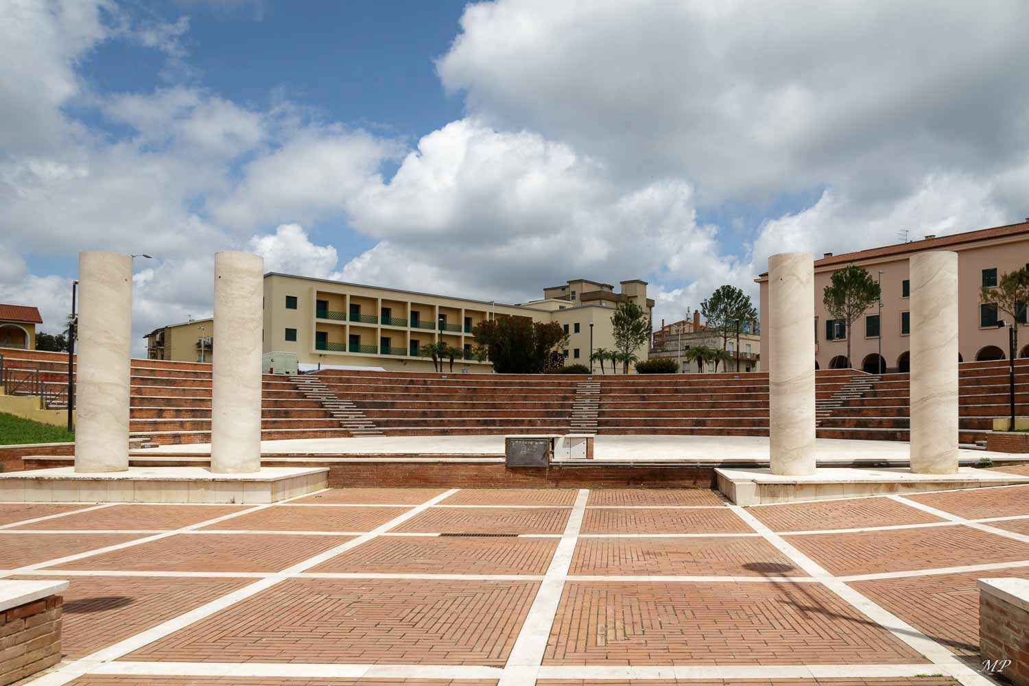 Carbonia - Au sud de la Piazza Roma un grand parc  avec un théâtre en plein air, où l'on trouvait les demeures des leaders du régime et des dirigeants des mines, transformées aujourd'hui en musées.