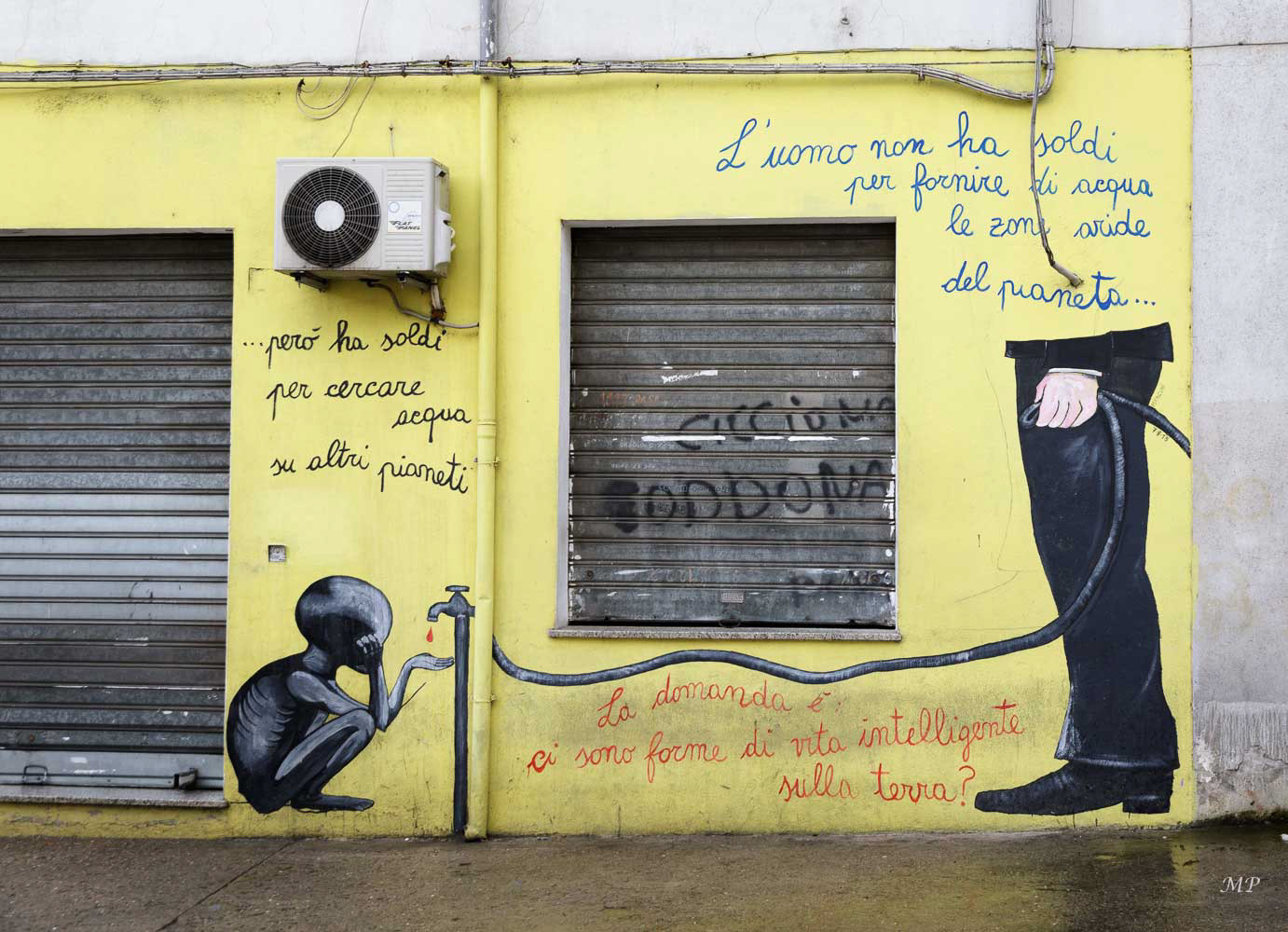 Orgosolo - Le principe des fresques est de ne jamais les restaurer. La peinture murale peut perdre de son éclat en vieillissant mais son génie traverse les âges.