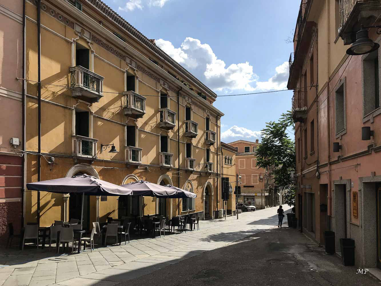 Nuoro - Cette ville haute perchée s'est développée au sommet d'une ligne de crêtes. Elle est dominée par le mont Ortobene. Son isolement lui a permis de maintenir sa culture et ses traditions.