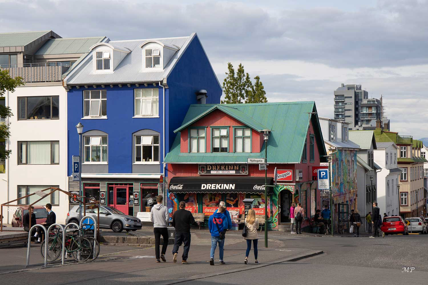 Reykjavik - A partir de 1883, la chasse à la baleine apporta un nouveau style d'habitation : les premières maisons au toit en tôle ondulée furent importées de Norvège. Aujourd'hui, ces petites maisons de bois peint et au toit de tôle ondulée, entourées d'un jardinet, sont généralement divisées en appartements.