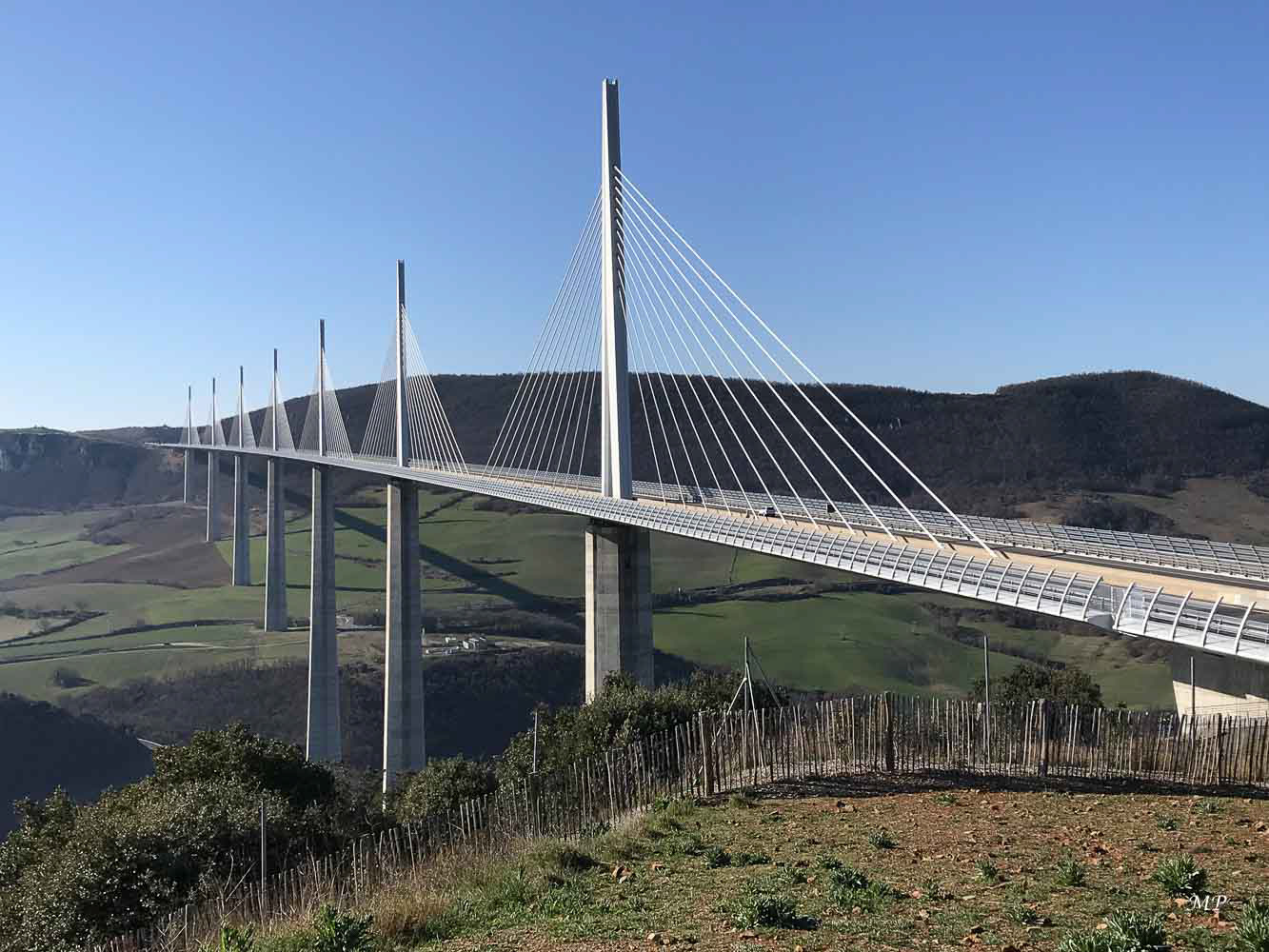 Aveyron - Pont de Millau au dessus de la vallée du Tarn
