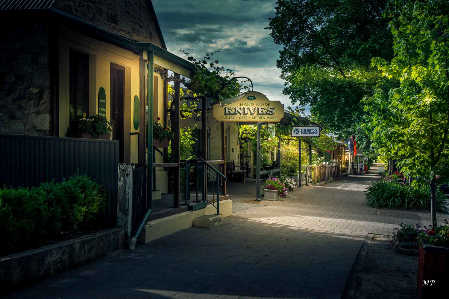 Handhof est le plus vieux village allemand d'Australie au cœur des collines d'Adélaïde encore en existence. Il fut fondé en 1839 par des Luthériens.