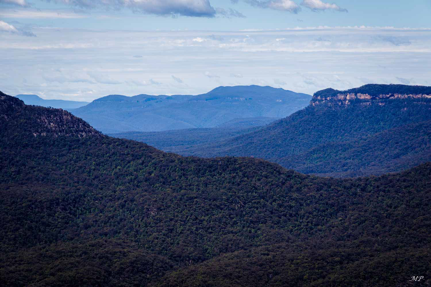 Les Blue Mountains sont situées à 100 km à l'ouest de Sydney. Elles culminent à 1112 m. Le nom de ces montagnes trouve son origine dans le reflet bleu renvoyé par les montagnes vues à distance. Il est généré par les essences volatiles des forêts d'eucalyptus.