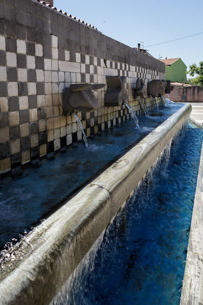 La route grimpe vite entre maquis et forêts au dessus de Bosa pour atteindre d'authentiques villages perchés. Ici la Fontaine du Zodiaque de Tinnura