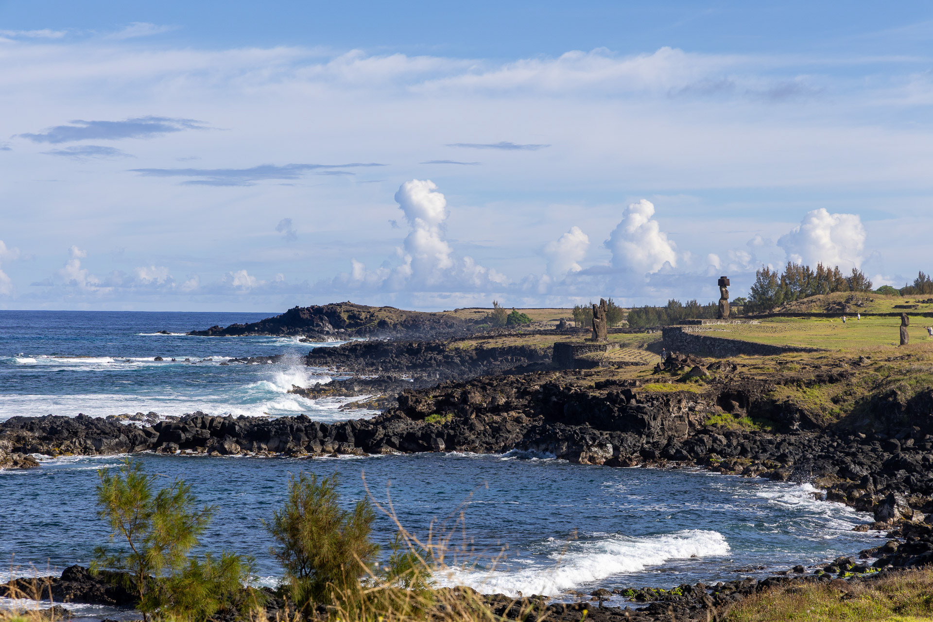 Hanga Vare Vare et au loin le site de Tahai