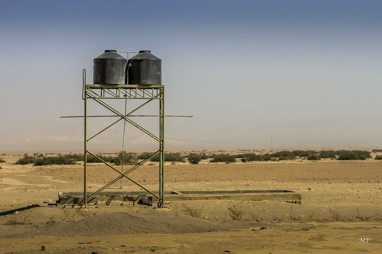 Sur la Panaméricaine,  route qui relie Lima à la frontière chilienne en logeant la côte aride et les étendues poussiéreuses des déserts du Sud