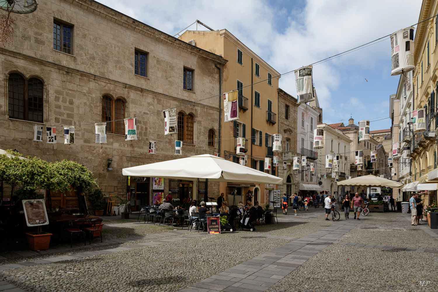 Alghero - La Piazza Civica est entourée de beaux palais, boutiques élégantes et de bars. C'est la place préférée des habitants et des touristes