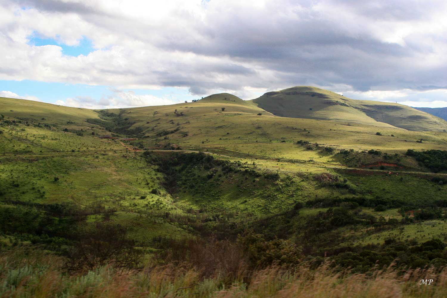 Chaîne du Drakensberg - Les beautés naturelles telles que gorges spectaculaires, chutes d'eau, forêts luxuriantes  sont le principal attrait du Nord-Est de l'Afrique du Sud.
