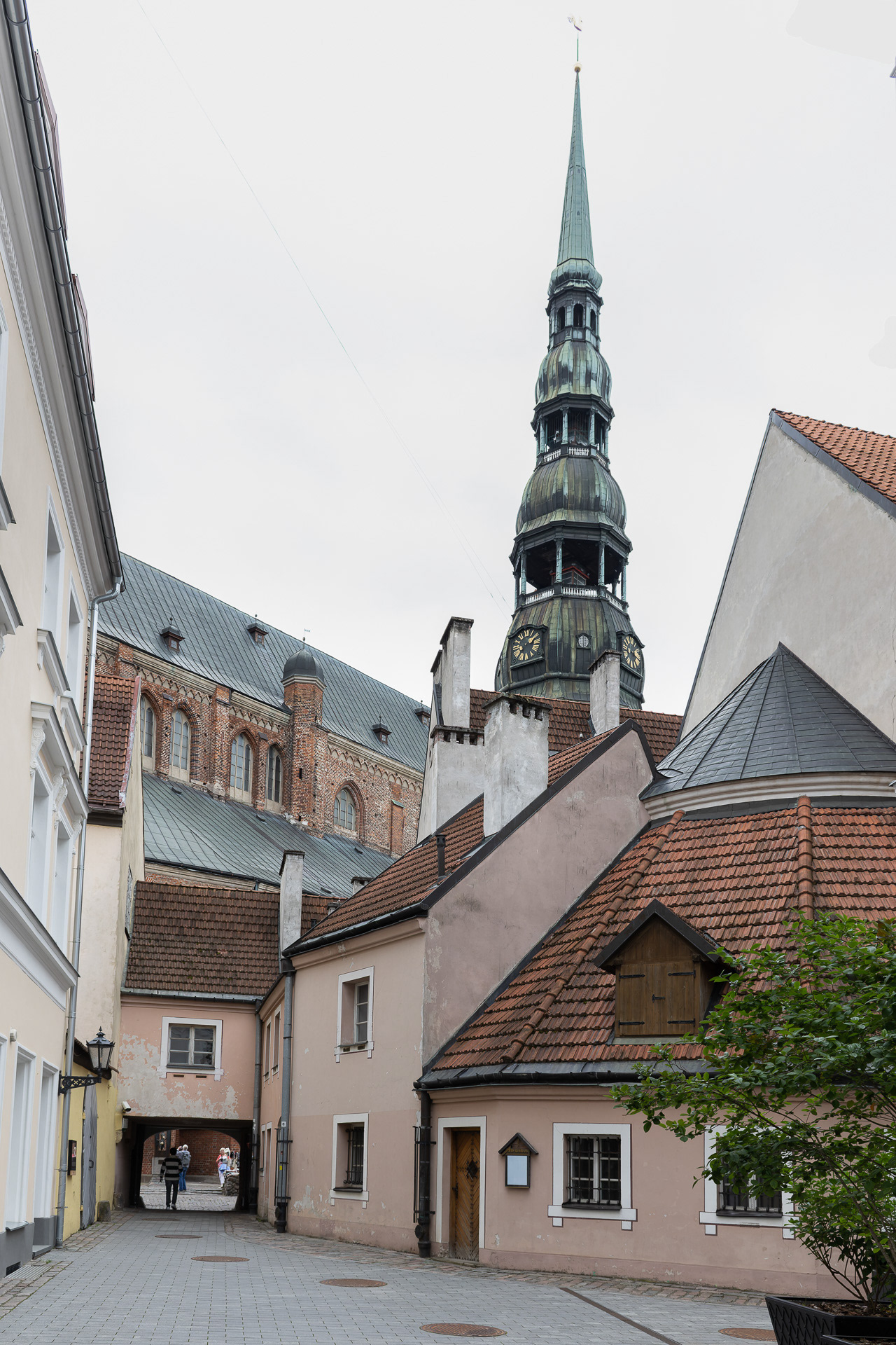 Riga- cour du cenvent Yard avec clocher église St-Pierre