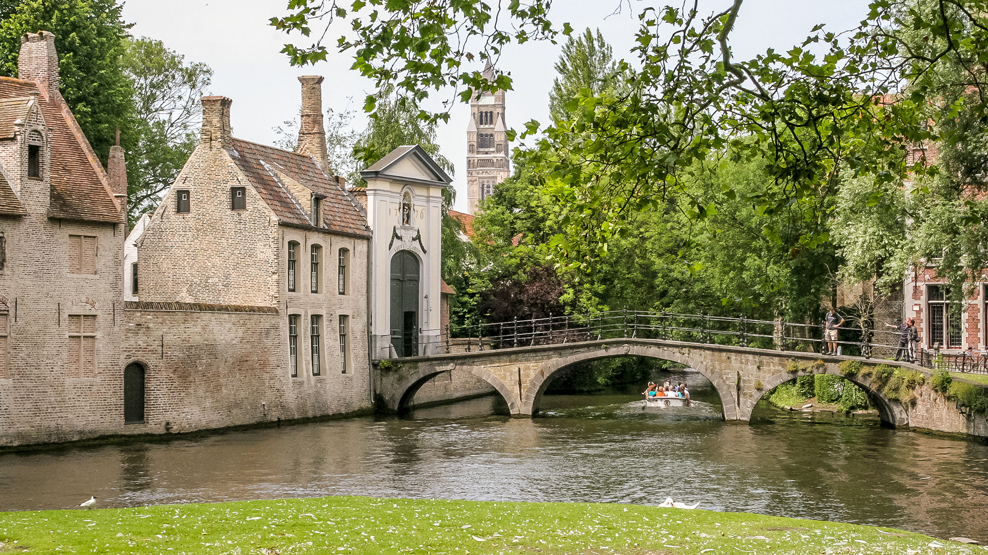 Bruges, entrée du béguinage princier de la vigne  et le Lac d'Amour (Minnewater)
