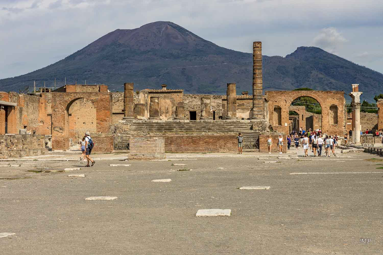 Le temple de Jupiter devant le Vésuve sur le Forum