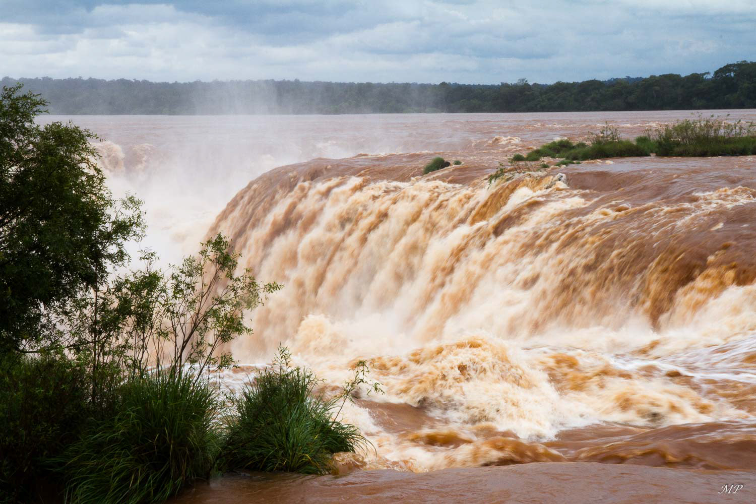 Les chutes d'Iguazù: Ensemble de 275 cascades sur plus de 3 km environ. elles marquent la frontière entre l'Argentine et le Brésil
