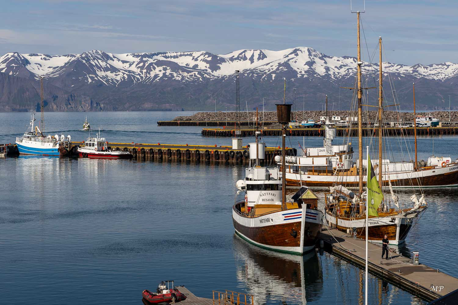 Kusavik: Sur fond de sommets enneigés de la chaîne du Viknafjökull, le port d'Húsavík, dans le nord de l'Islande, est réputé pour son rôle de capitale de l'observation des baleines d'Europe.