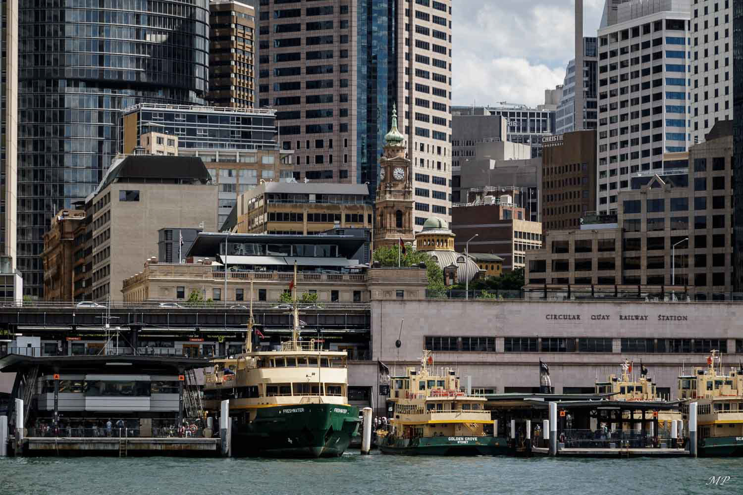 Circular Quay : L'arrivée des ferries en correspondance avec la gare ferroviaire