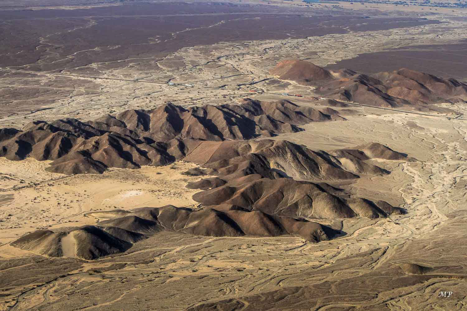 Désert  de Nazca traversé par la Panaméricaine