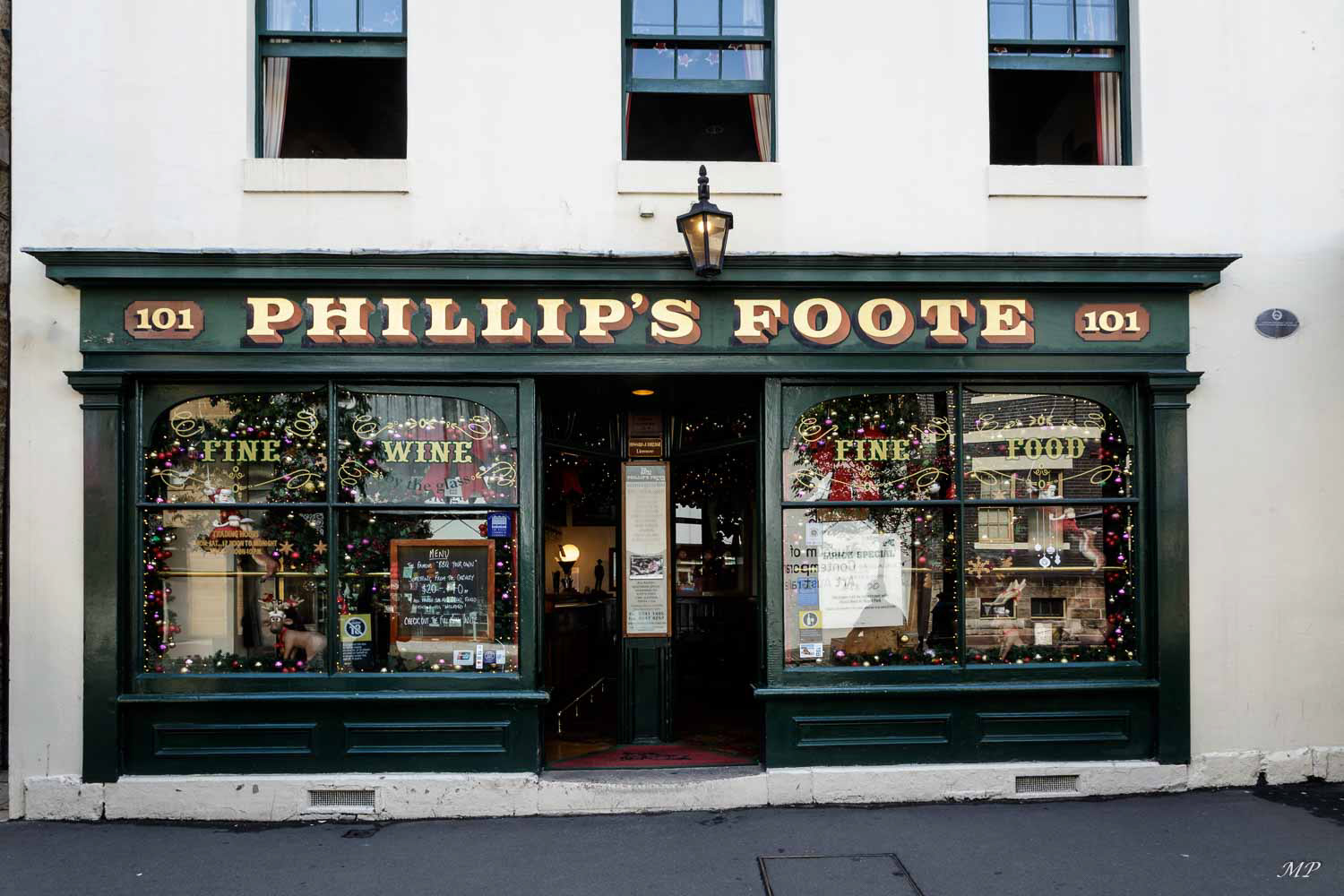 Le restaurant Phillip's Foote porte le nom du capitaine Arthur Phillip. Parmi les condamnés à bord du Scarborough of the First Fleet se trouvait Joseph Tuzo dont le descendant Howard Dredge a aidé à fonder Phillip's Foote en 1975. Le bâtiment abritait autrefois un bar à marins, un poste de douane et une écurie avant d'être abandonné pendant de nombreuses années. C'est un restaurant informel avec beaucoup de charme colonial et une bonne hospitalité australienne.