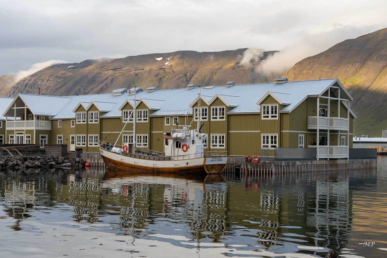 Siglufjörður: Siglufjörður est une petite ville de la Péninsule de Trolls la plus au nord de l'Islande à seulement 25 km du cercle polaire. Historiquement, c'est la capitale de la pêche au hareng.
