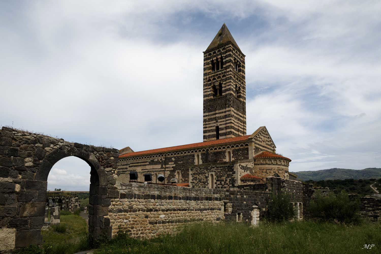 La belle église romane de Saccargia, de style Pisan, fut fondée au XIIe siècle. Pas de village autour car c'était l'église d'une ancienne abbaye. Elle impose avec son impressionnant clocher de 40m de haut.