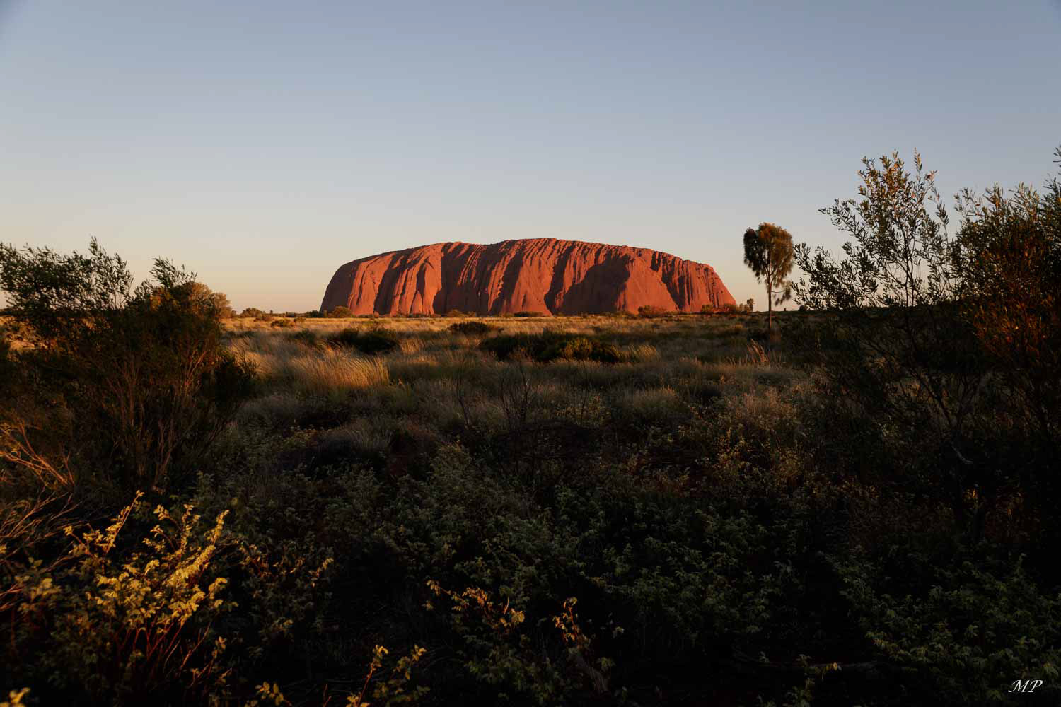 Uluru, aussi connu sous le nom d'Ayers Rock, est un inselberg en grès qui  s'élève à 348 mètres au-dessus de la plaine et fait 10 km de circonférence. C'est un massif sacré pour les autochtones australiens. Les populations locales  sont les gardiennes traditionnelles de cette terre et des histoires (ou mythes) qui s’y déroulent. Elles lui confèrent son caractère magique chargé des forces spirituelles des ancêtres.