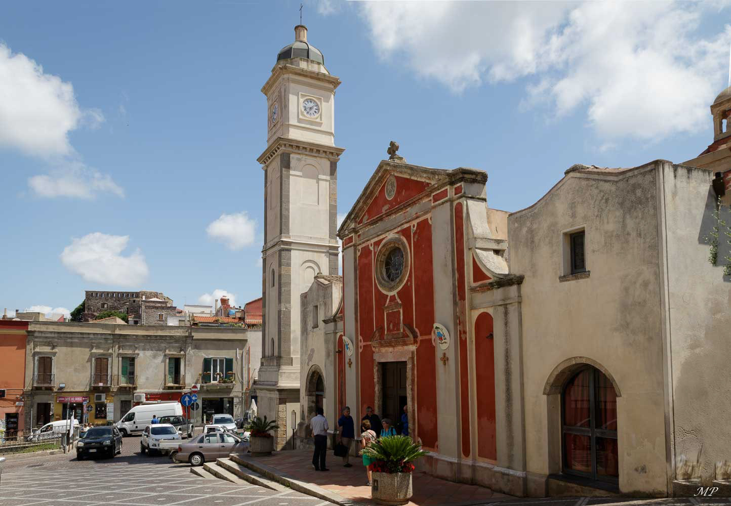 Ile Sant'Antioco - C'est la plus grande île sarde et la 4eme d'Italie au sud de la Sardaigne. Elle est reliée par une chaussée artificielle de plusieurs km construite par les Carthaginois et renforcée par les Romains. La basilique est très surprenante car de style baroque à l'extérieur et roman à l'intérieur. Elle abrite un réseau de catacombes dont on ne visite qu'une infime partie.