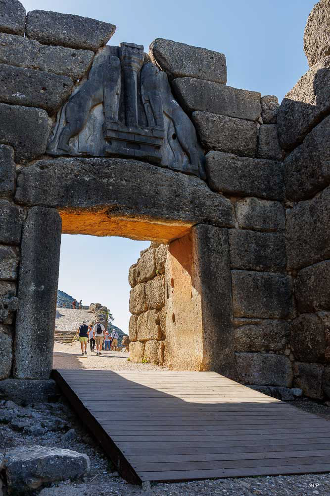 Mycènes - La porte des Lionnes commandait l'entrée de la forteresse. Leurs têtes qui étaient en bronze ont disparu. Cette porte est ceinte de remparts dont les blocs de pierre sont énormes et parfaitement ajustés. 