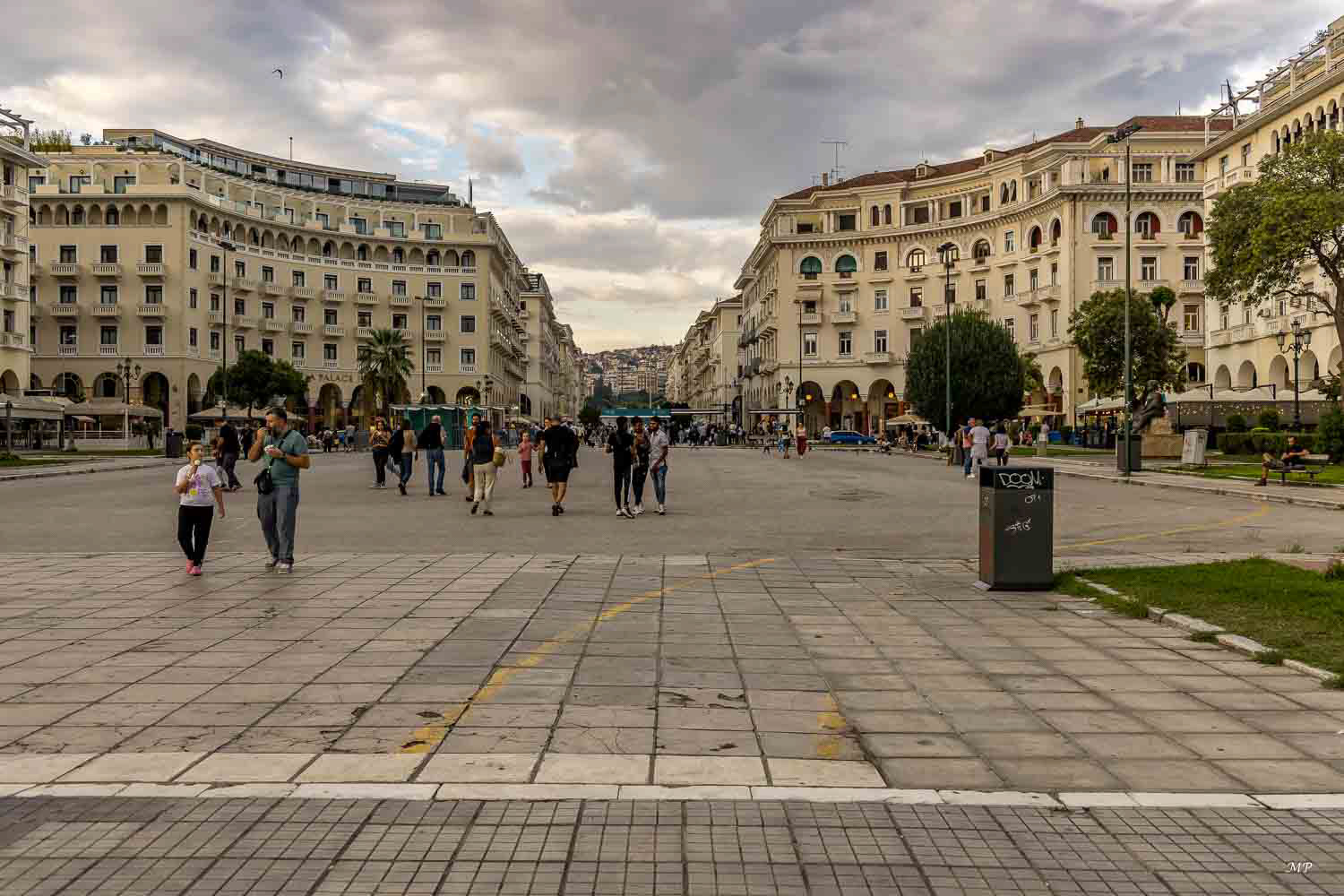 La place Aristote est ouverte vers la mer et l'Olympe