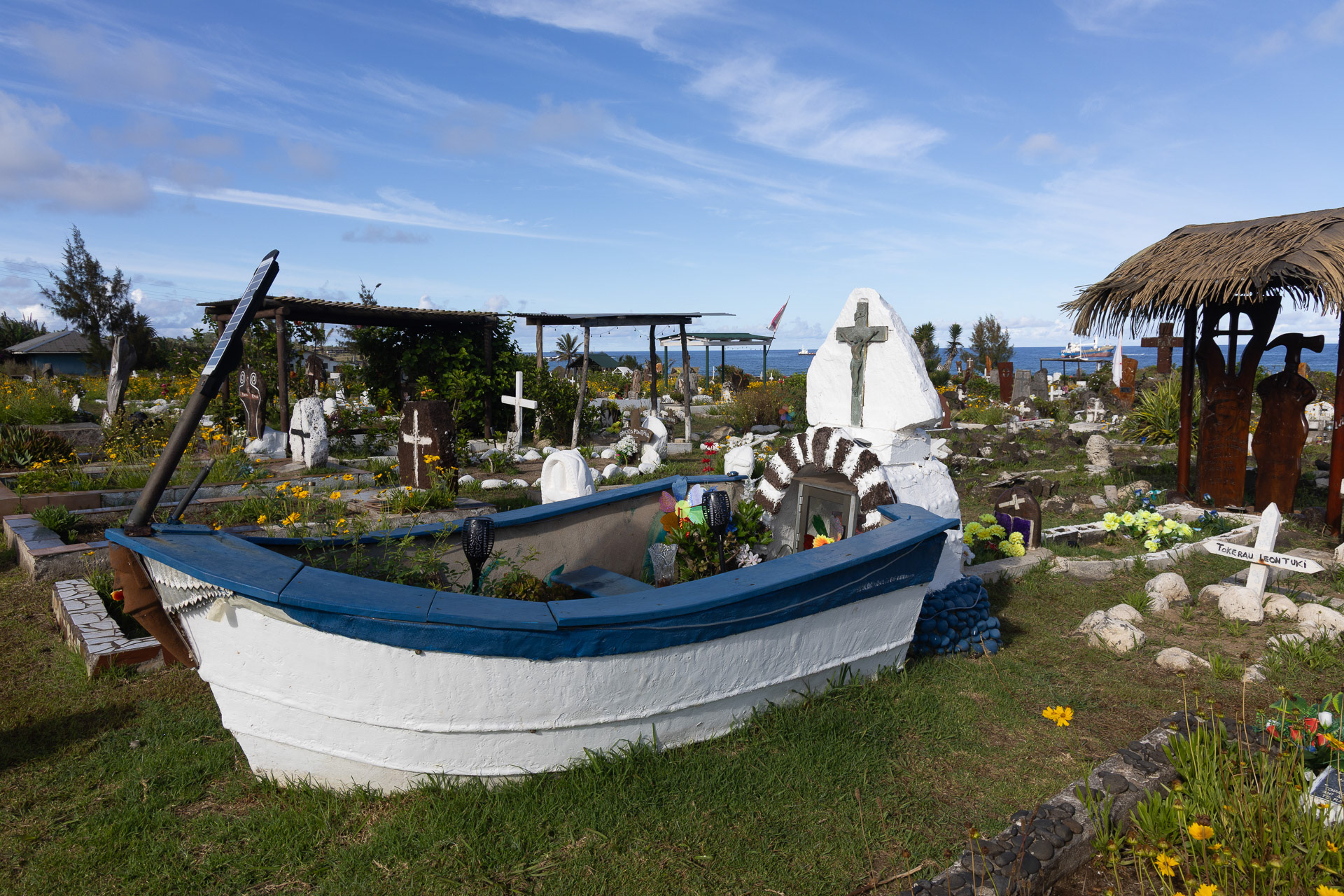 Le cimetière d'Hanga Roa surplombe la baie