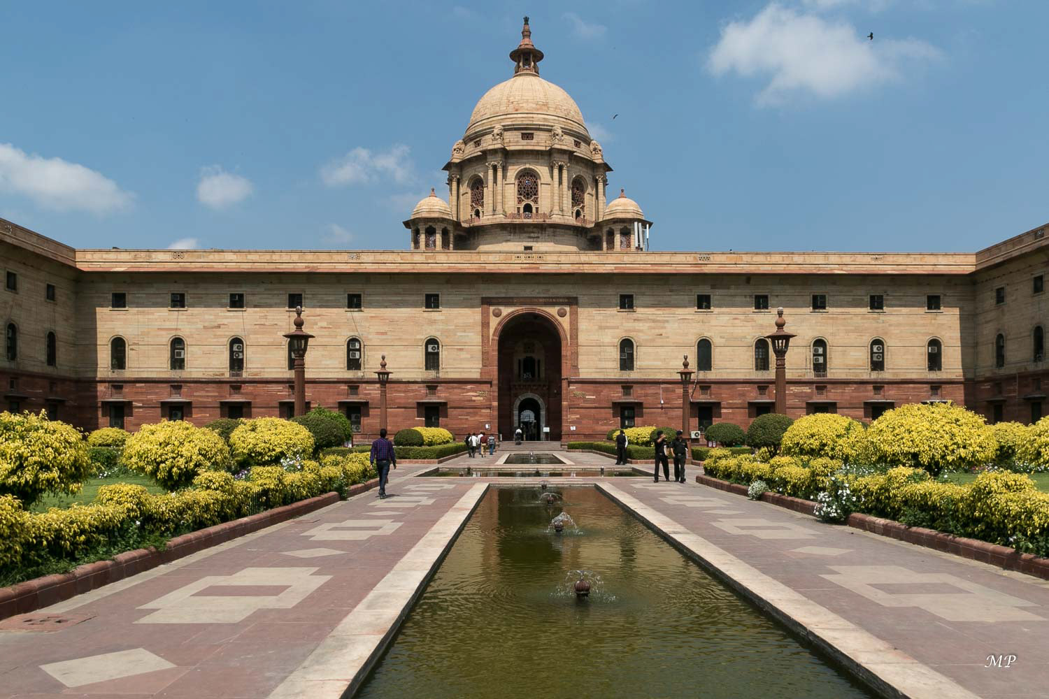 New-Delhi, la colline Raisina. On y trouve le secrétariat, deux monumentaux bâtiments situés de chaque côté de l'avenue du Rajpath qui conduit au Palais du Président.