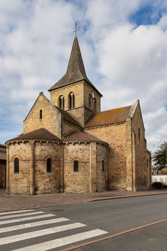 Auvergne- Eglise romane de Lurcy-Levis (Allier)