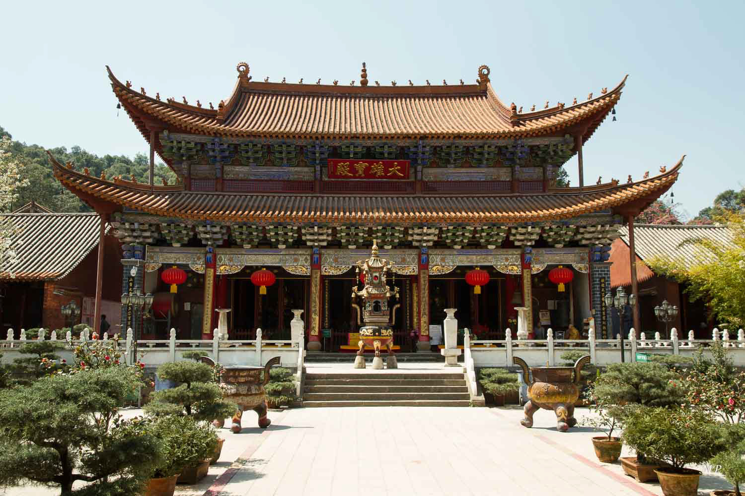 Yunnan - Kunming: Le temple des Bambous est le plus ancien monastère de la province du Yunnan dont le principal intérêt n'est pas la forêt de bambous (qui a totalement disparu) mais les 500 statues d'arhats en terre cuite polychrome et de taille humaine, que l'on peut voir dans deux de ses pavillons (photo interdite).