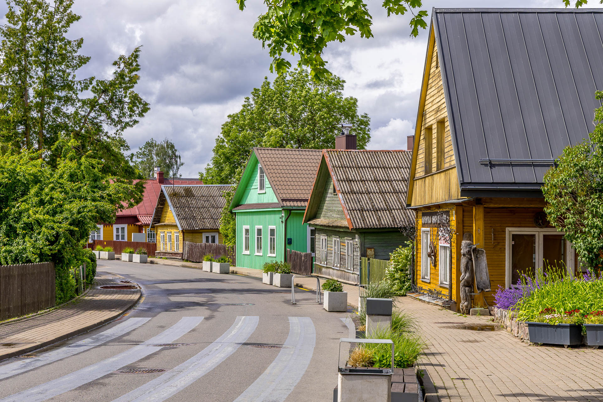 Trakai - Maisons traditionnelles en bois qui ont la particularité de n'avoir que 3 fenêtres sur le rue