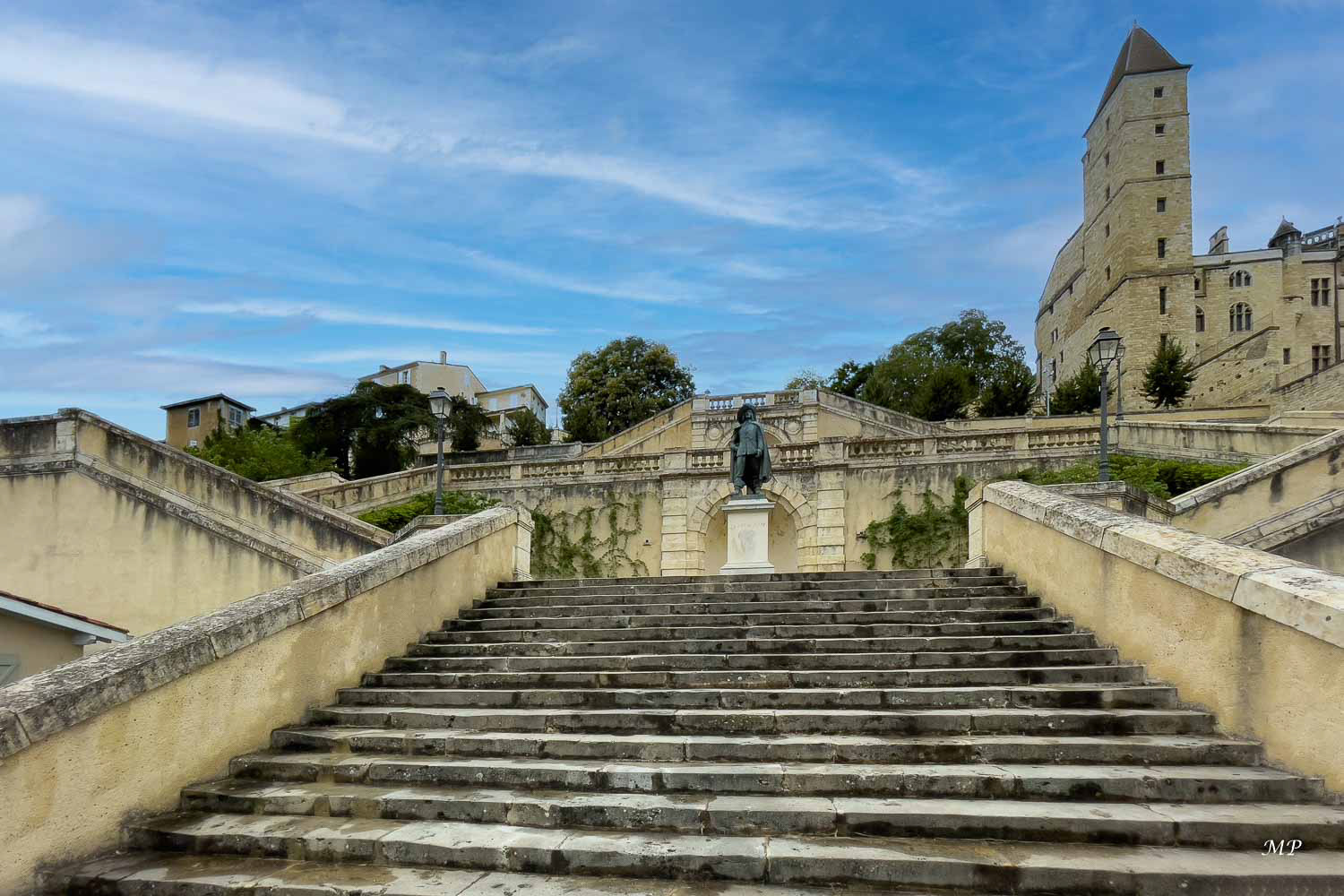 Gers - Auch, l'Escalier Monumental avec la statue de d'Artagnan