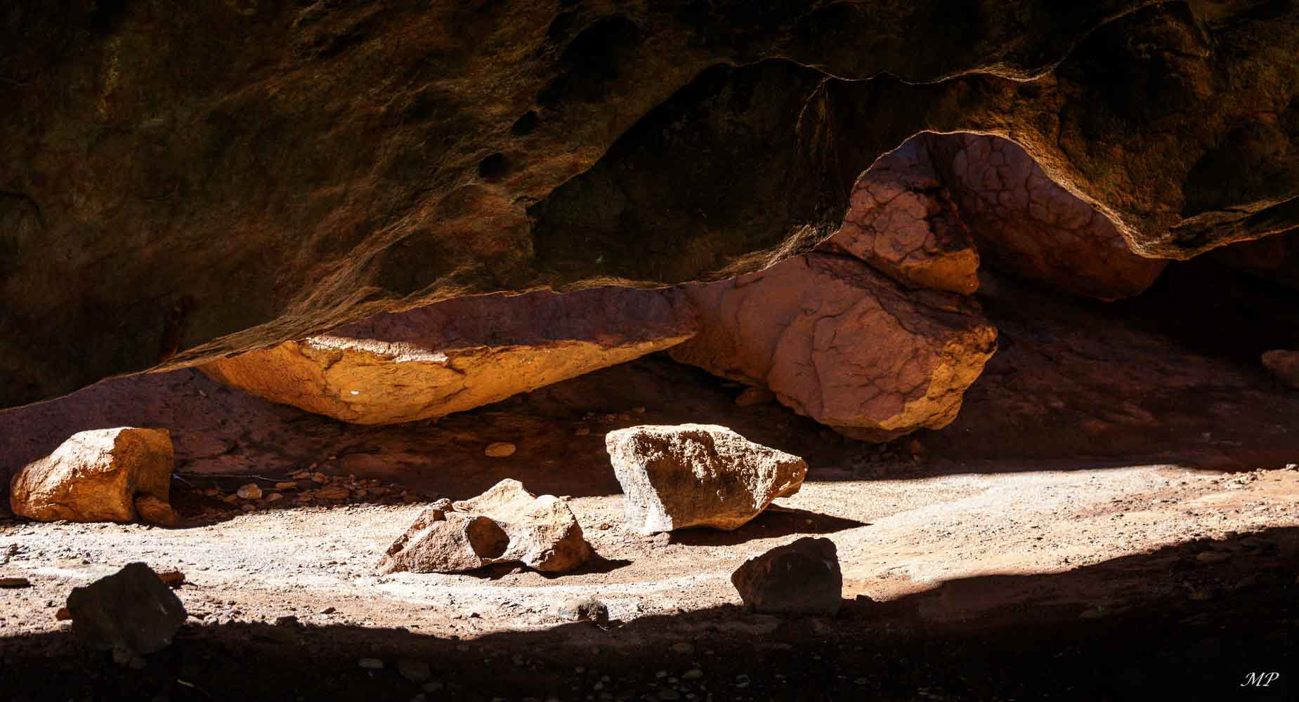 Dans cette grotte, se réunissent les aborigènes âgés.