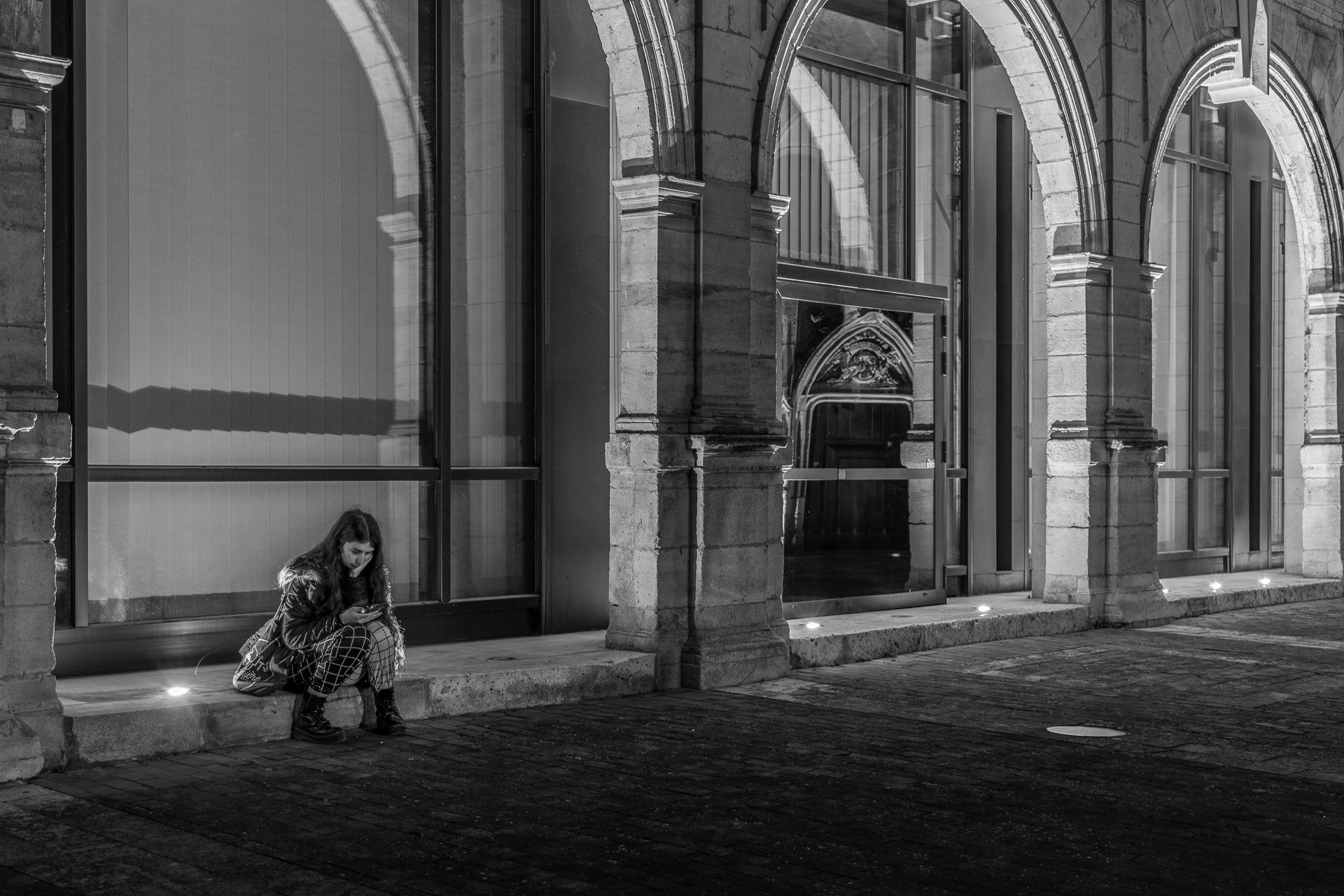 Concentrée sur son téléphone