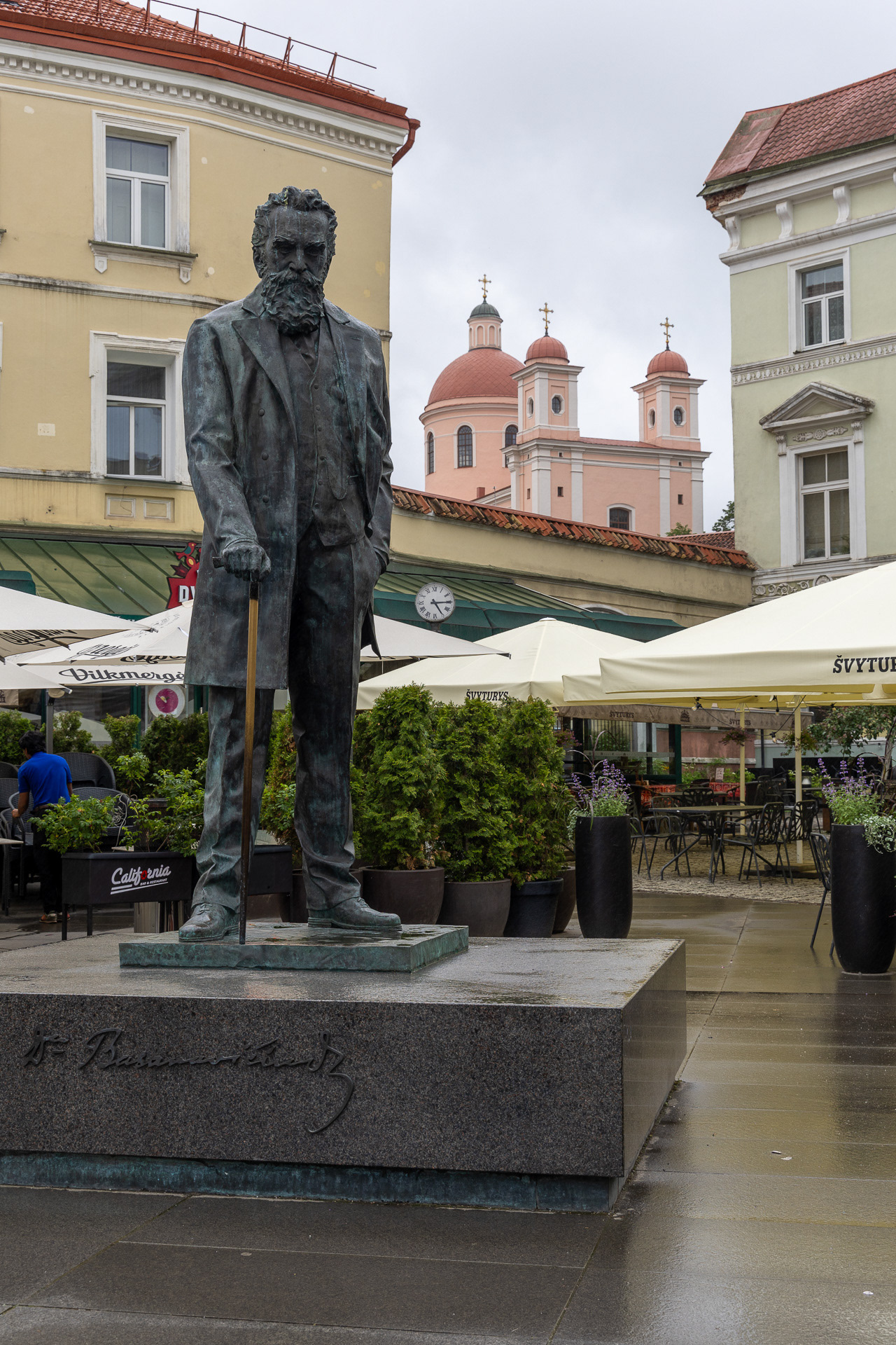 Vilnius -la place Jonas Basanavičius avec en fond l'église du Saint-Esprit