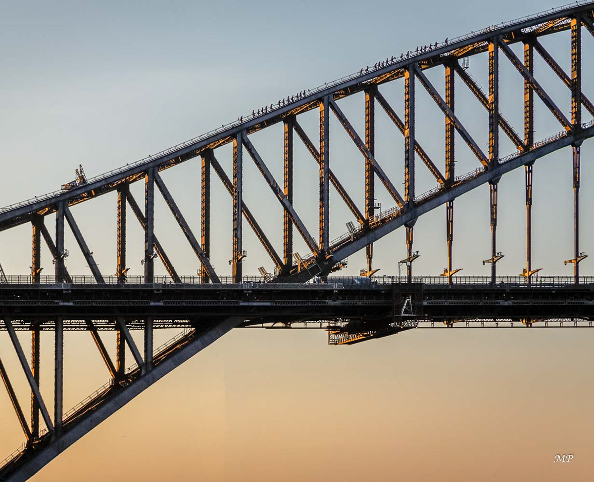 Ils sont nombreux à grimper au sommet d’Harbour Bridge pour admirer le coucher du soleil dans la baie.